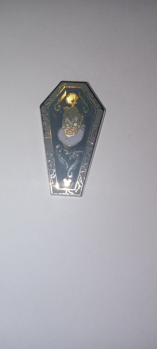 Disney pin hidden mickey completer villain coffin Ursula.